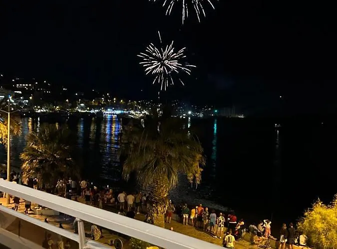 Premium Sea Front Апартаменти *